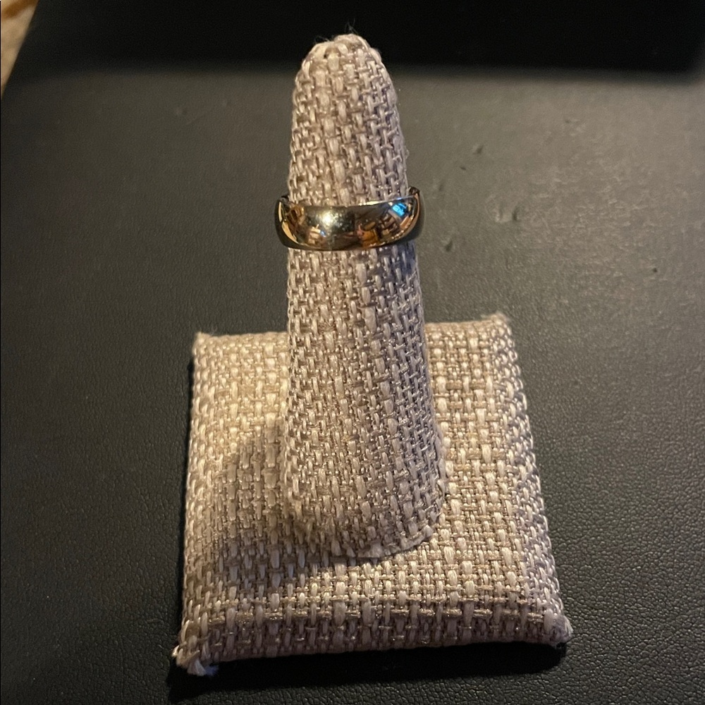 Classic 10K Gold Band Ring - Polished Yellow Gold Finish. 5.5 grams